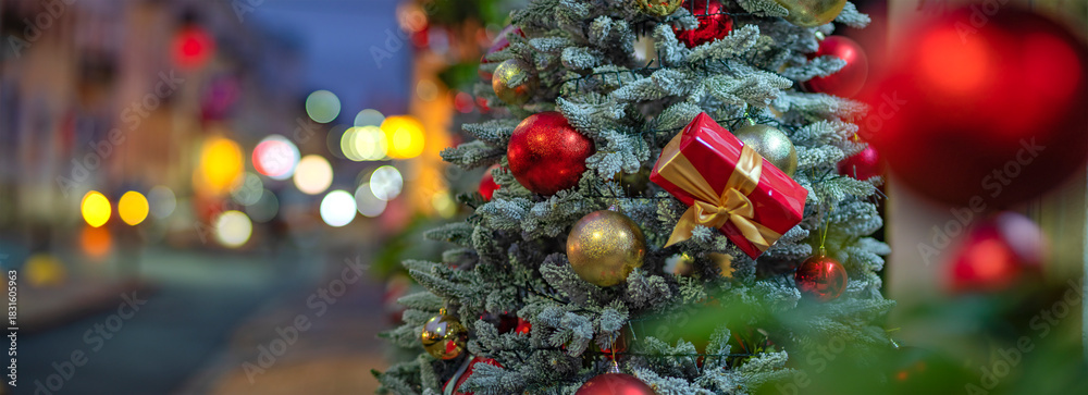 Naklejka premium Christmas tree on a city street