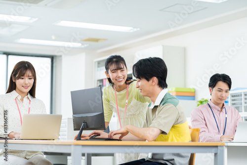 オフィスで働く若いエンジニア