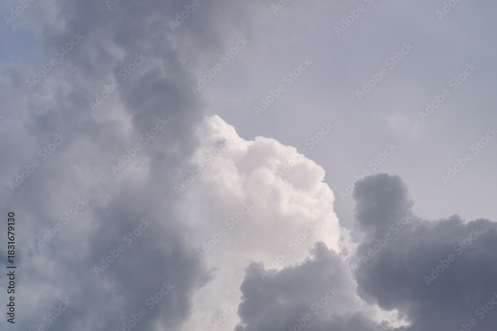 Obraz premium Witness the Dramatic Cloud Formation in a Gloomy Sky that captivates and inspires