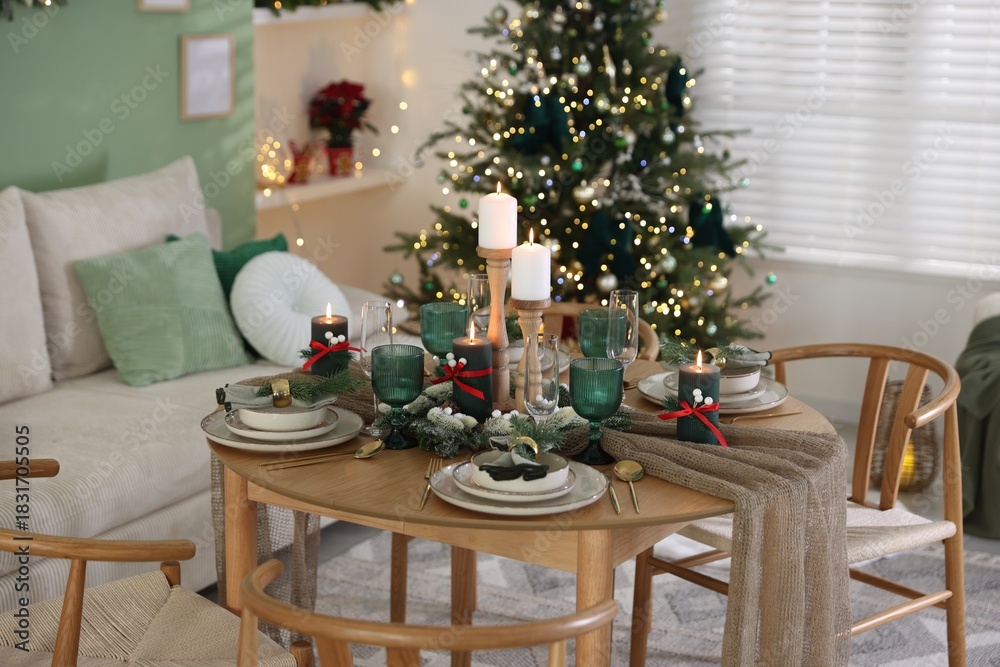 Obraz premium Festive table setting with Christmas decor indoors