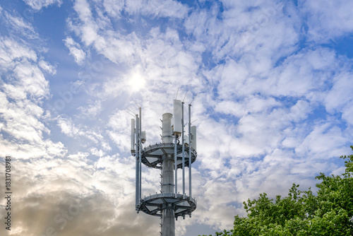 Mobilfunk antenne unter den Wolken