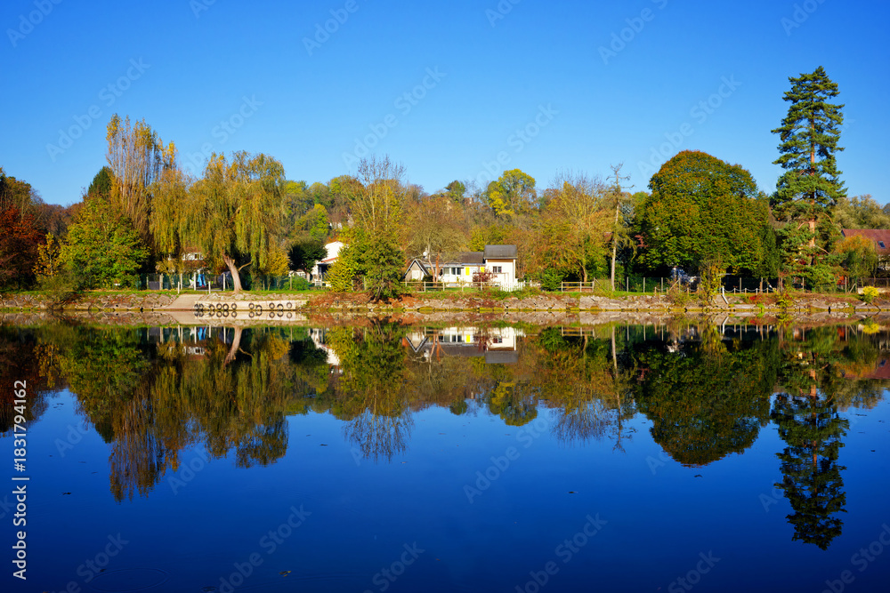 Fototapeta premium Oise river bank in Avers-sur-Oise village