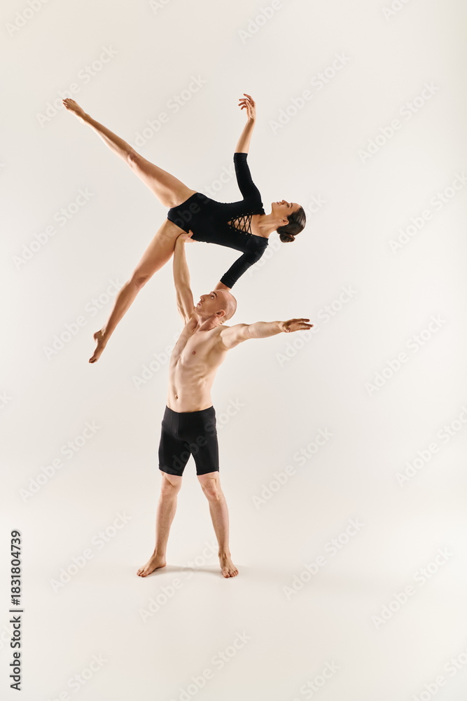 Obraz premium Dynamic duo showcases acrobatic skills in a vivid and graceful performance