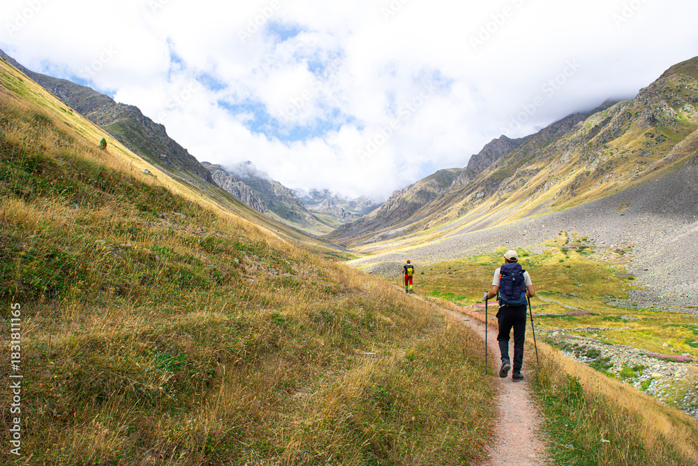 Obraz premium Kaçkar Mountains trekking routes. People trekking in the magnificent Kaçkar Mountains. Trekking groups. Kaçkar Dilberdüzü route. Yusufeli Olgunlar Plateau. Artvin, Türkiye.