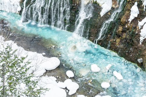 An emerald river that flows even in the snowy winter