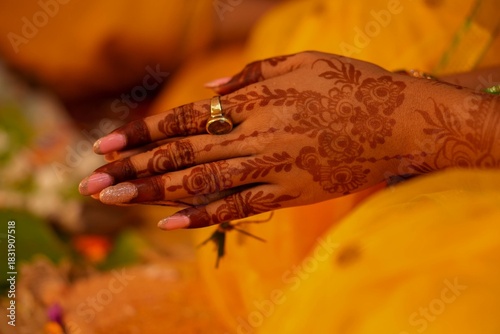 Obraz na płótnie Bengali bride’s mehendi hands during wedding ritual