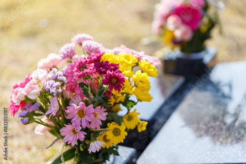 霊園の墓石に供えられた仏花