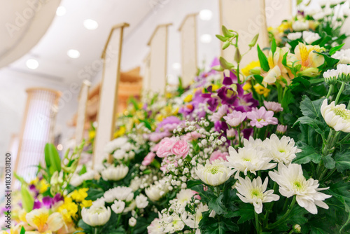 日本の葬式の供花。祭壇を見上げた風景。