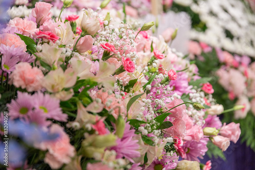 カラフルな花のデコレーション、冠婚葬祭の花束のイメージ