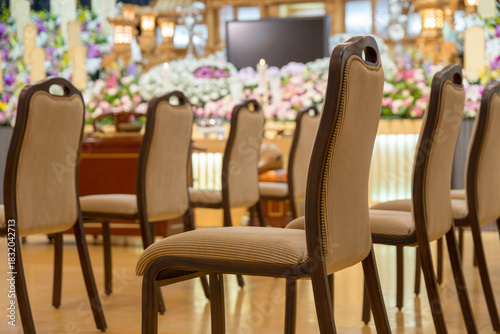 出席者用の椅子が並ぶ葬儀会場の風景