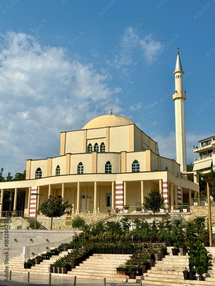 Fototapeta premium vue sur une mosquée de durres en Albanie un jour ensoleillé d'été