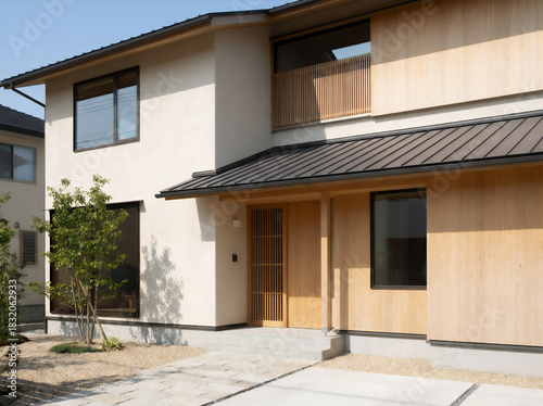 木の格子と塗り壁が特徴の和モダン住宅の外観　落ち着いた質感と自然素材が調和する上品な佇まい　新築戸建て・建築デザイン・住宅紹介に最適