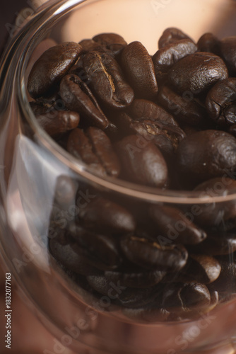 Granos de café en una taza
