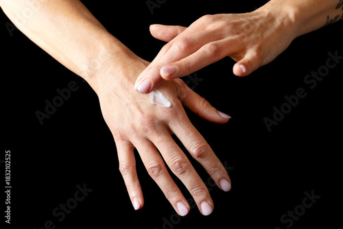 Mani femminili con crema