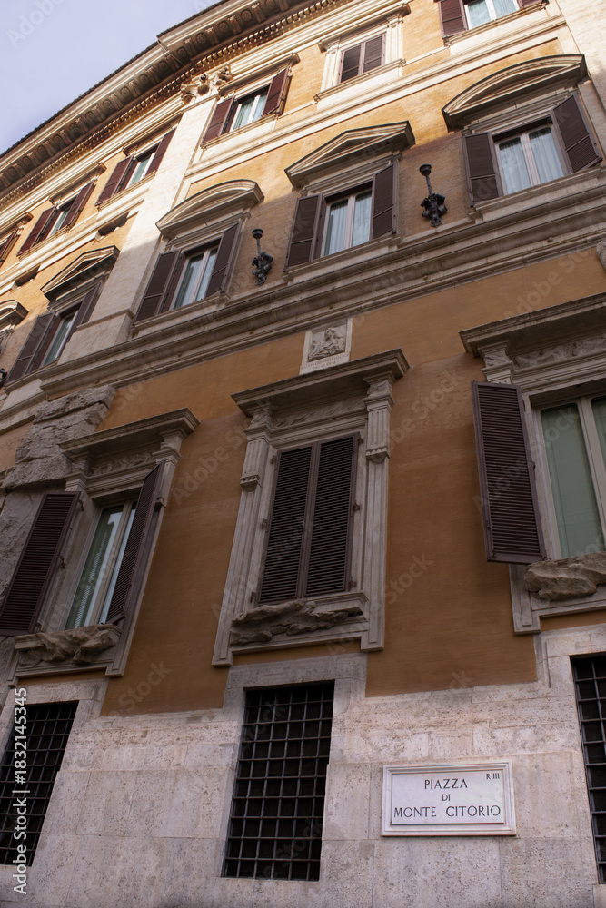 Obraz premium montecitorio palace facade at piazza di monte citorio in rome italy