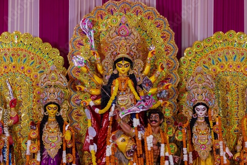 Quadro su tela A beautifully crafted handmade colorful goddess durga idol decorated for Navratri, featuring vibrant traditional attire, intricate jewellery, and divine expressions at colorful pandal
