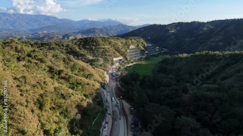 Video aéreo realizado con drone. en el se aprecia la vía a Urabá desde el Municipio de Santa Fe de Antioquia, en cercanías al Río Cauca.