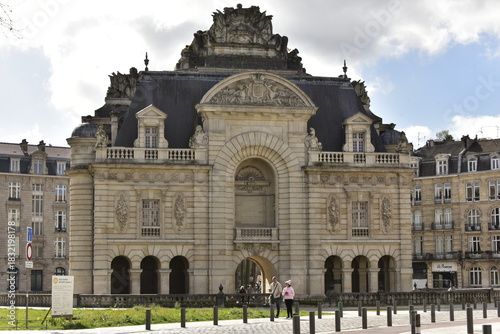 Tableau sur toile Architecture imposante de la Porte de Paris à Lille (France)
