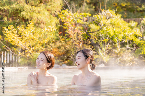 露天風呂 ミドル女性 入浴 旅館 温泉イメージ