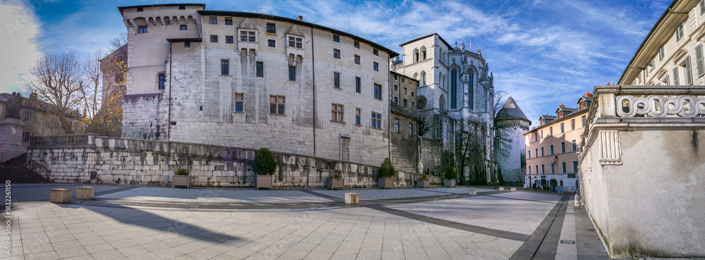 Naklejka premium Ville ancienne et centre-ville de Chambéry en Savoie