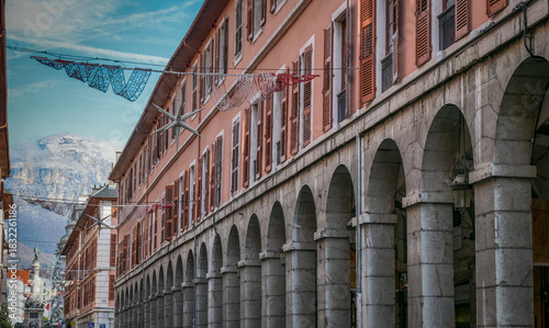 Fototapeta Naklejka Na Ścianę i Meble -  Ville ancienne et centre-ville de Chambéry en Savoie