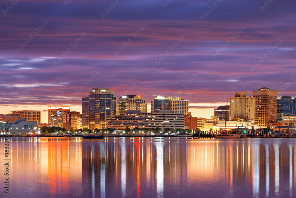 Obraz premium Norfolk, Virginia, USA Downtown on the Elizabeth River 2090