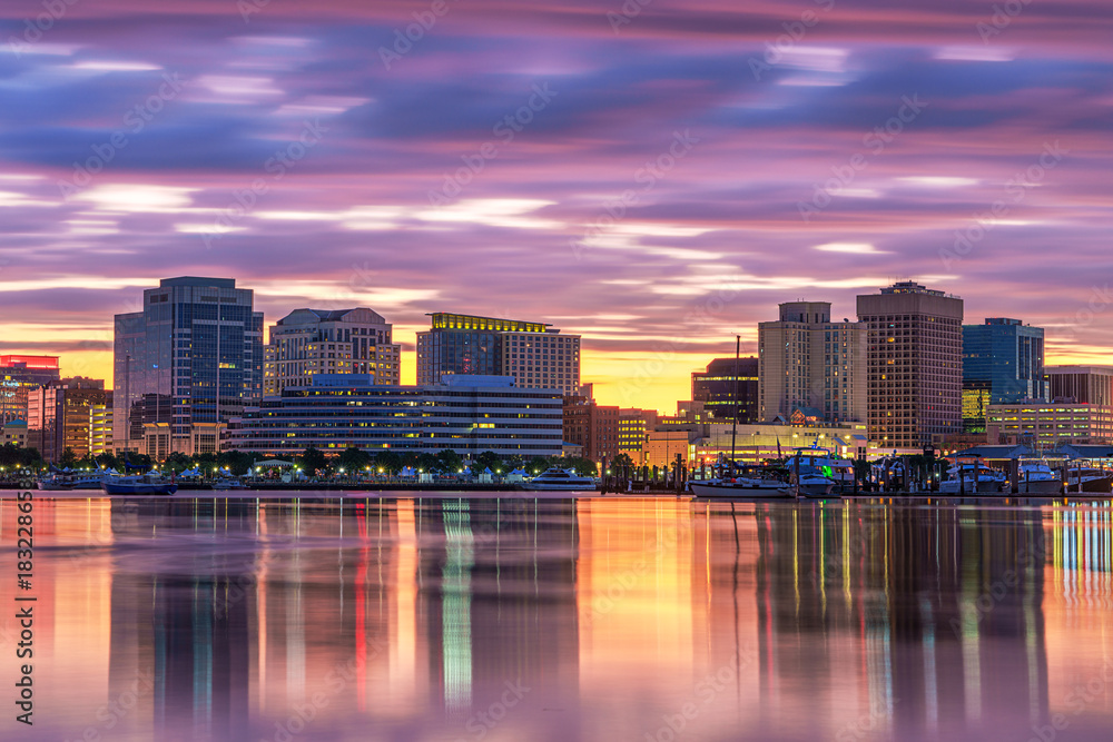 Naklejka premium Norfolk, Virginia, USA Downtown Skyline in the Morning. 2085