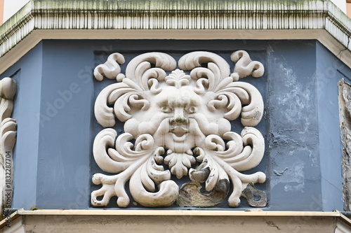 Fassadendekoration in Gesichtsform