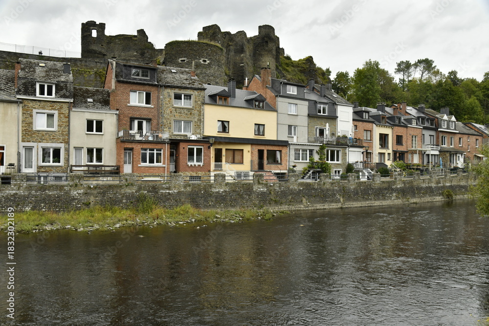 Obraz premium Maisons traditionnelles d'après guerre le long de l'Ourthe à la Roche-en Ardennes (Marche-en-Famenne )