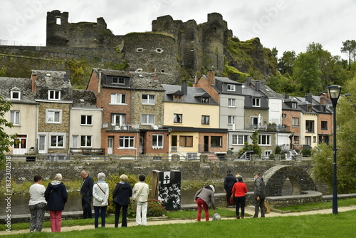 Bild auf Leinwand Gens en admiration devant les imposantes ruines du château féodal de la Roche-en