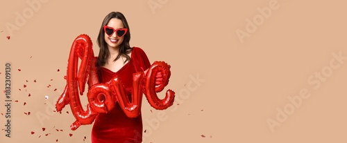 Beautiful young woman holdi...