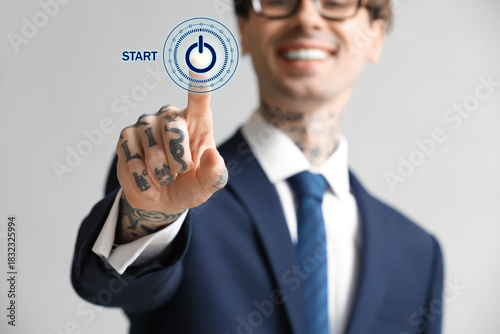 Young businessman using vir...
