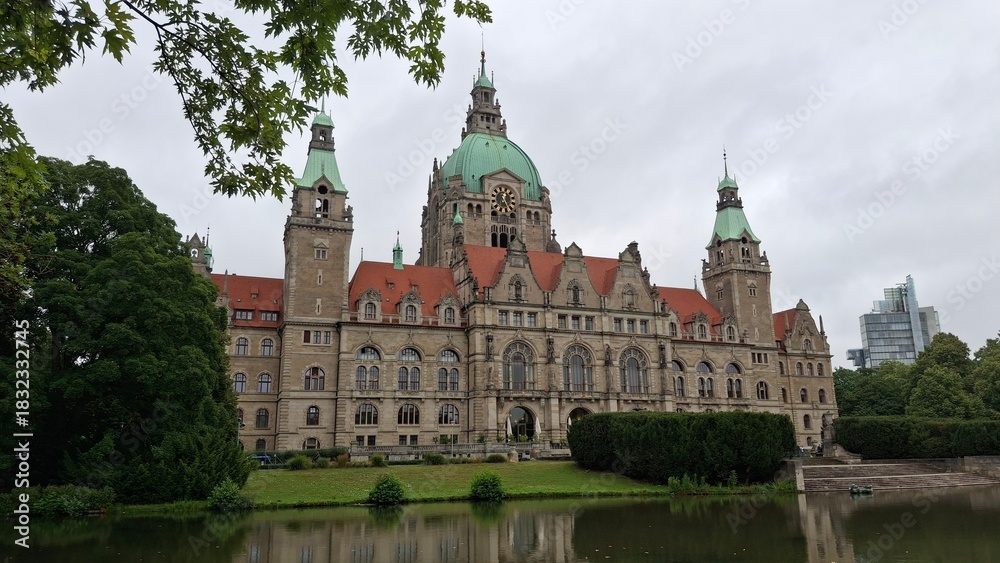 Fototapeta premium New Town Hall (Neues Rathaus) in Hanover, Germany