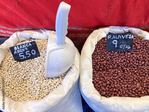 Canvas-taulu alubia pinta y blanca metidas en un saco expuestas en el mercado para vender ala