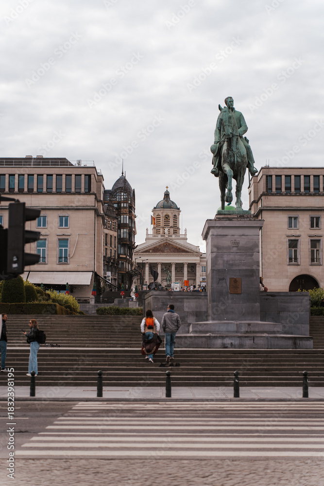 Fototapeta premium Brussels Street Vibe. A dynamic collection showcasing the capital of Europe: from the intricate Gothic and Baroque architecture of the Grand Place and the charm of colorful townhouses to modern, bustl