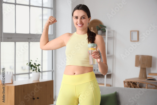 Sporty young woman with lem...