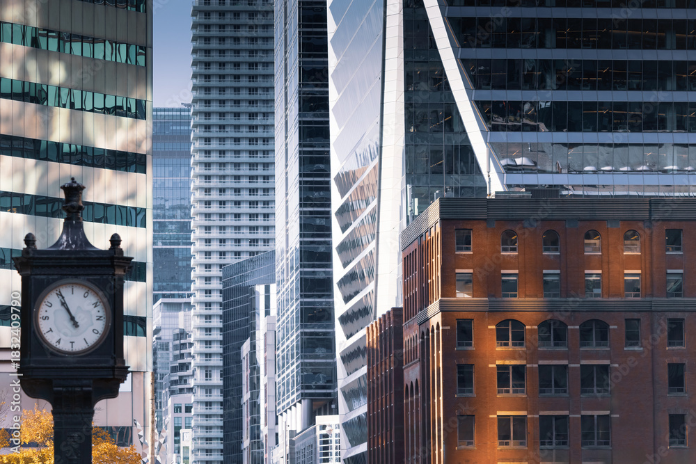 Fototapeta premium Scenic Toronto financial district skyline and modern architecture.