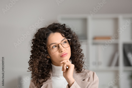 Thoughtful businesswoman lo...