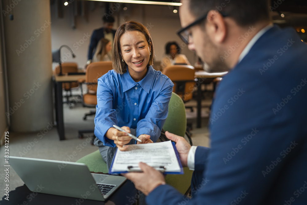 Naklejka premium Businesswoman signing contract closing deal with partner