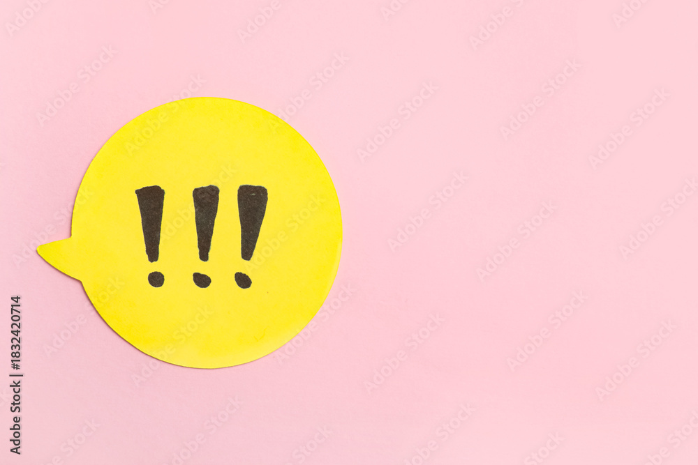 Obraz premium Yellow speech bubble with exclamation marks on pink background