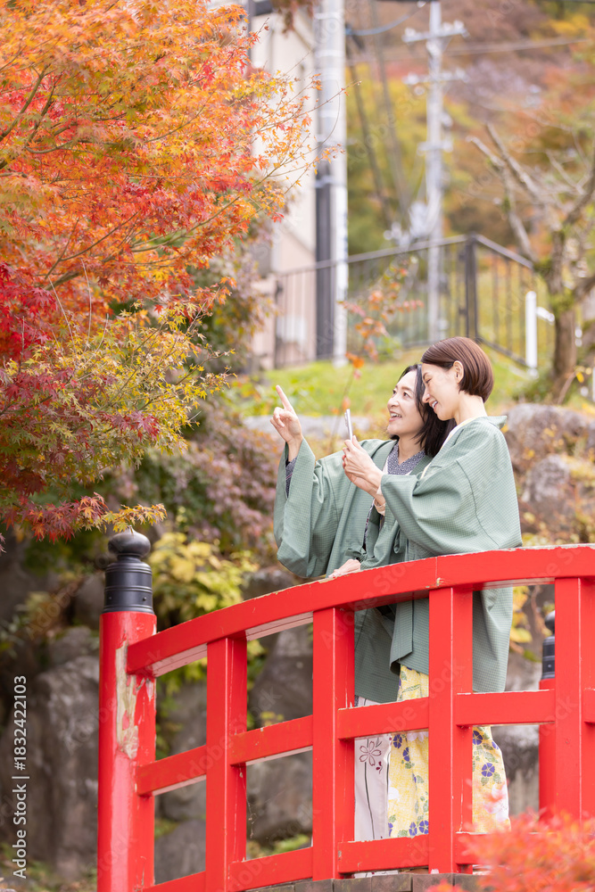 Fototapeta premium 温泉 旅行 女子旅 紅葉