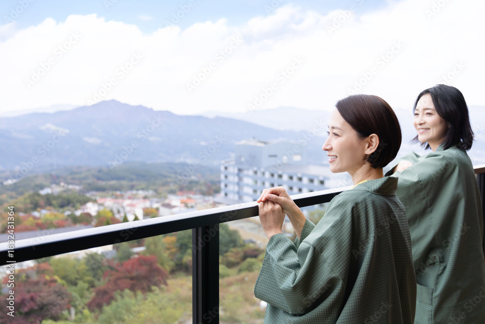 Naklejka premium 女子旅 温泉旅館 屋外の景色を眺める女性