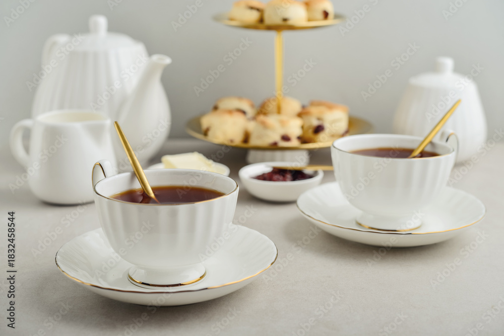 Obraz premium English Afternoon Tea in elegant white porcelain cups