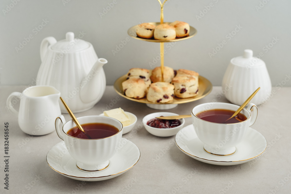 Obraz premium English Afternoon Tea in elegant white porcelain cups