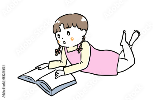 寝そべって読書をする女の子