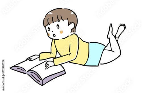 寝そべって読書をする男の子