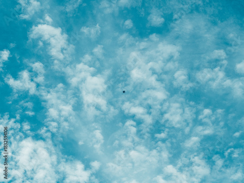 Foto Blue sky with soft white clouds drifting across a vibrant sunny afternoon atmosp