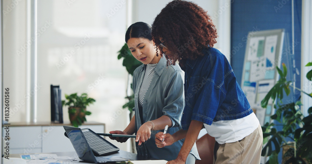 Naklejka premium Discussion, solar panel or women with tablet for planning, sustainability project or eco friendly change. Green energy, company transformation or team talk for grid info, photovoltaic specs or tech