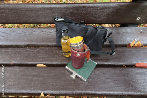 スキットルとショットグラス