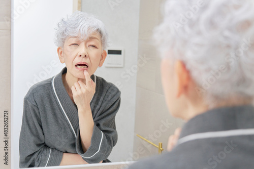 虫歯に悩むシニア女性